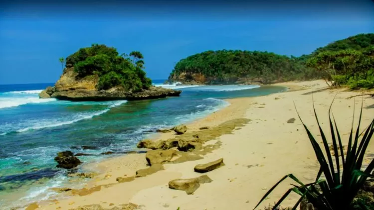 Pantai Jonggring Saloko Malang: Atraksi Spektakuler Watu Ngebros