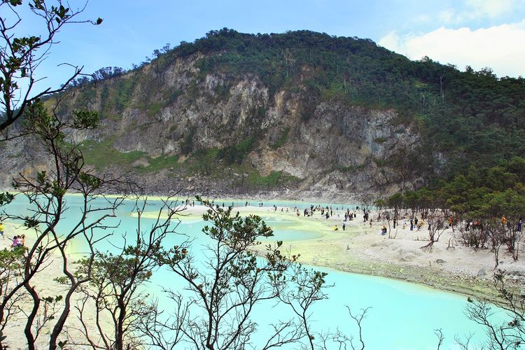 Kawah Putih Bandung: Emang Putih Beneran?