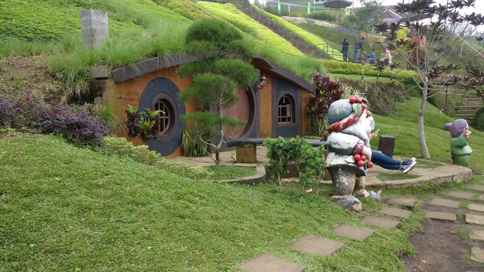 Taman Kelinci dan Rumah Hobbit Malang: Surga Kecil Bagi Pecinta Kelinci dan Alam