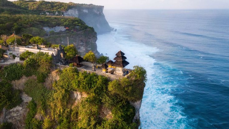 Pura Uluwatu: Keindahan dan Keagungan di Ujung Tebing Bali