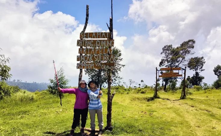 Gunung Artapela: Wisata Alam Tersembunyi di Bandung yang Menyuguhkan ...