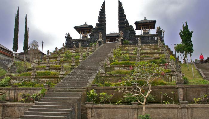 Pura Besakih Bali: Tempat Suci Umat Hindu yang Megah dan Penuh Makna