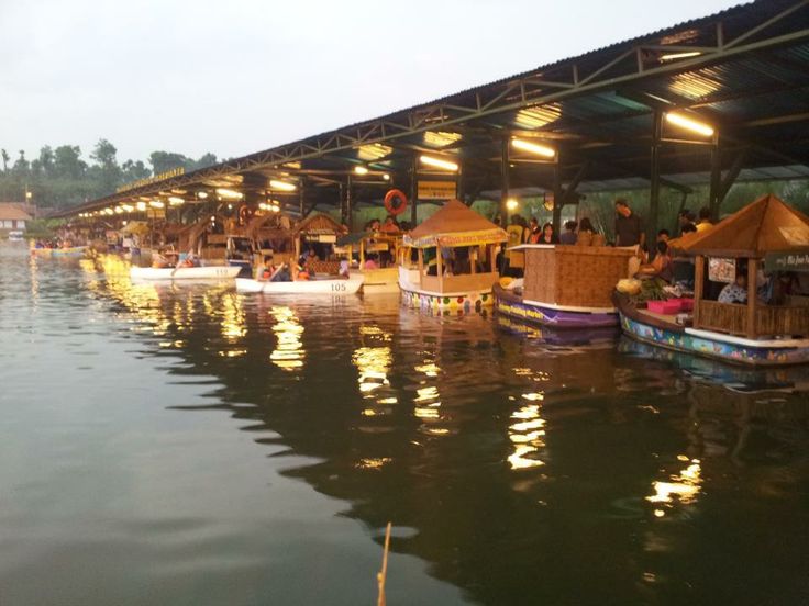 Malam Tahun Baru di Floating Market Lembang: Perpaduan Tradisi dan Modernitas