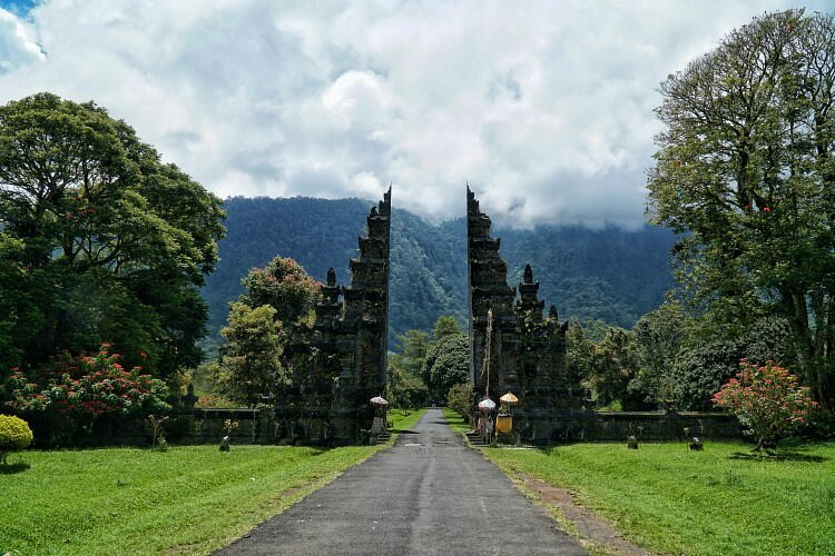 Cozzy.id - Hotel Murah - Hotel Terdekat - Penginapan Murah - Penginapan Terdekat - Booking Hotel - Handara Golf Course Gate Bali - Gerbang Menuju Keindahan Alam - Sumber Gambar (TripAdvisor)