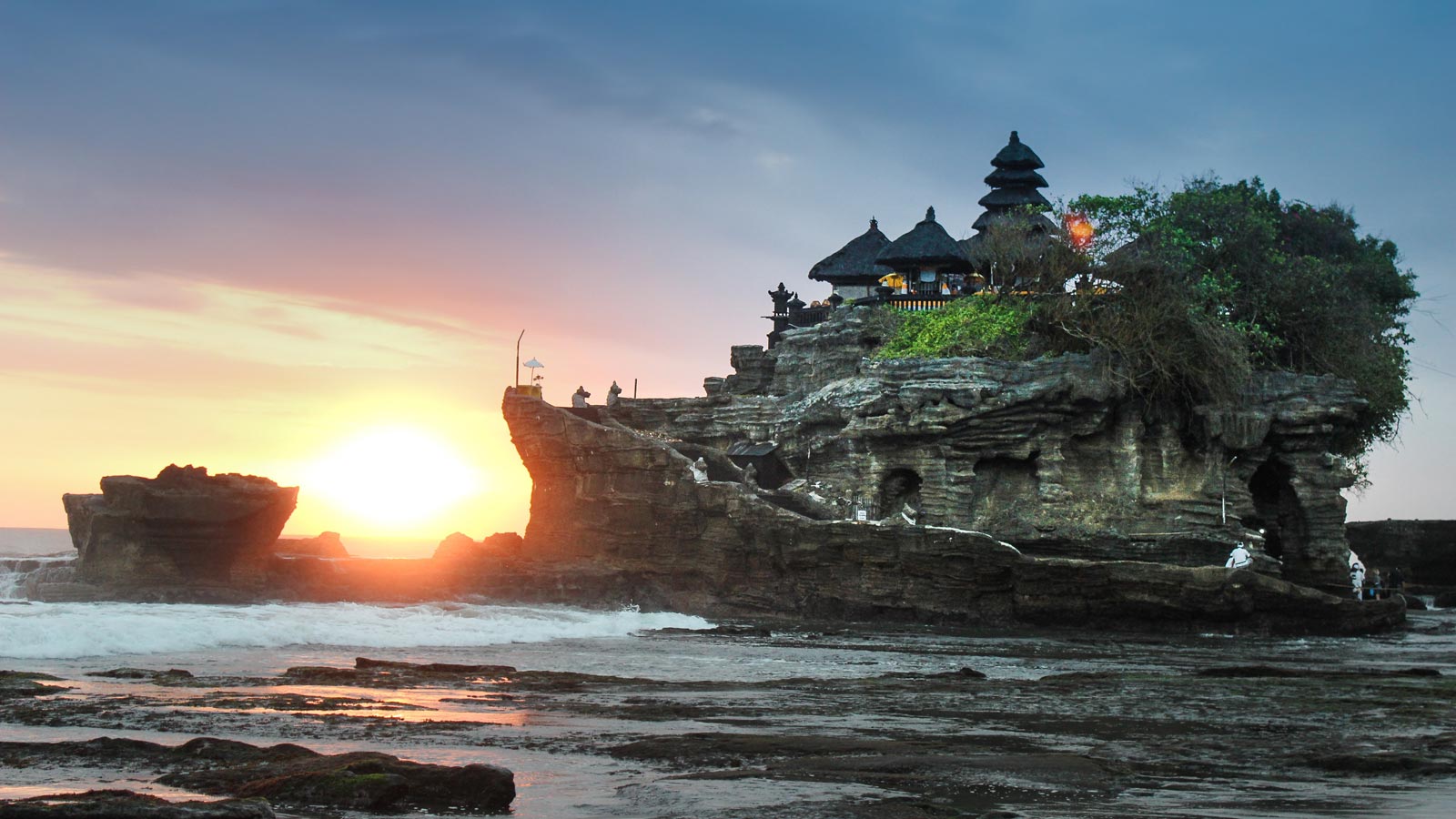 Tanah Lot: Ikon Bali yang Memukau