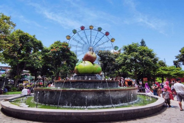 Cozzy.id - Hotel Murah - Hotel Terdekat - Penginapan Murah - Penginapan Terdekat - Booking Hotel - Alun-Alun Kota Batu - Pusat Keramaian di Kota Wisata - Sumber Gambar (IdnTimes)