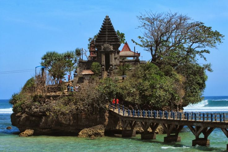 Di Malang Enaknya Kemana? Jelajahi Keindahan Pantai Balekambang yang Mirip Tanah Lot Bali