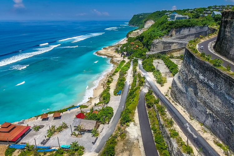 Pantai Melasti Bali: Pesona Pantai Putih dengan Hotel Terdekat yang Ramah di Kantong